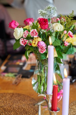 Téléchargez les photos : Décoration de mariage fleurs décor jaune. Photo de haute qualité - en image libre de droit