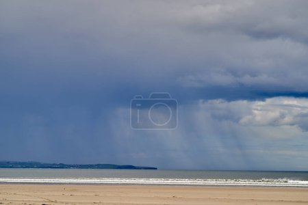 lluvia de tormenta en la playa Irlanda. Foto de alta calidad