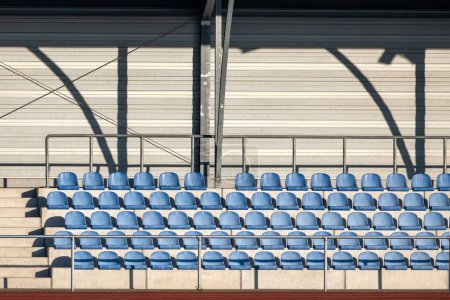 Téléchargez les photos : Sièges bleus dans un stade - en image libre de droit