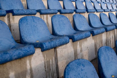 Téléchargez les photos : Rangées bleues de sièges dans un stade - en image libre de droit