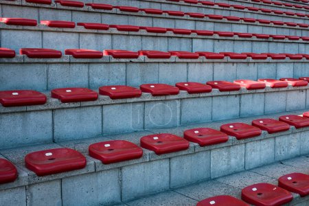 Téléchargez les photos : Sièges rouges dans un stade - en image libre de droit