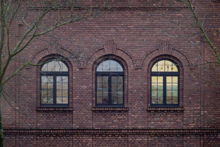 Foto de De 100 años de antigüedad edificios industriales, ventanas - Imagen libre de derechos