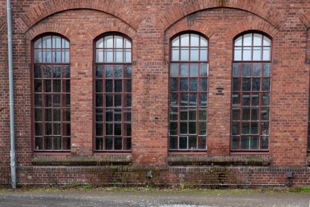 Téléchargez les photos : Détails de bâtiments industriels centenaires, fenêtres - en image libre de droit
