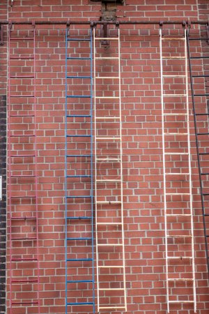 Foto de Las escaleras a la pared de ladrillo - Imagen libre de derechos