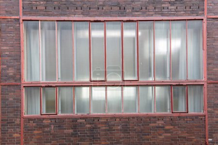 Téléchargez les photos : Détails de bâtiments industriels centenaires, fenêtres - en image libre de droit