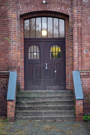 Téléchargez les photos : Détails de bâtiments industriels centenaires, porte d'entrée - en image libre de droit