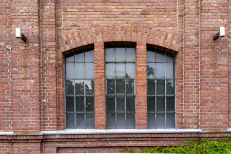 Foto de Ventanas de un edificio de ladrillo industrial de 100 años de antigüedad - Imagen libre de derechos