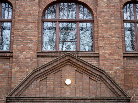 Foto de Hermosas ventanas de un edificio industrial de 100 años de antigüedad - Imagen libre de derechos