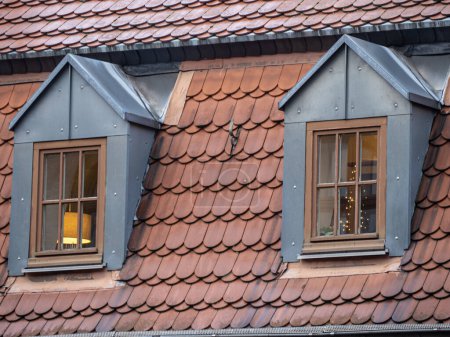 Foto de Dos ventanas de techo en un edificio antiguo - Imagen libre de derechos