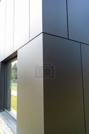 fachada metálica moderna de un edificio