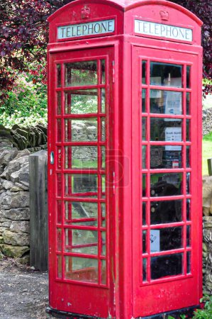 Foto de Cabina telefónica roja en la calle en Inglaterra - Imagen libre de derechos