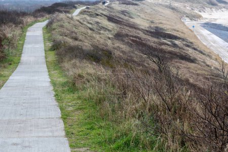 large sentier au-dessus des dunes sur la mer du Nord Zélande Pays-Bas