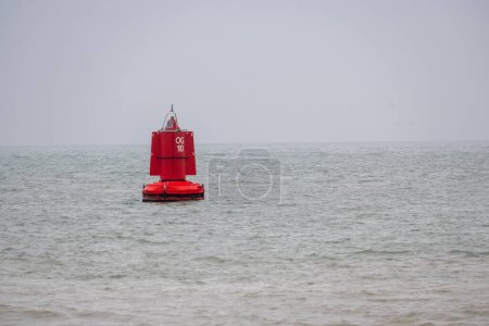 Foto de Boya roja como marcador de carril para buques oceánicos - Imagen libre de derechos