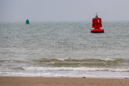 Foto de Boya roja como marcador de carril para buques oceánicos - Imagen libre de derechos