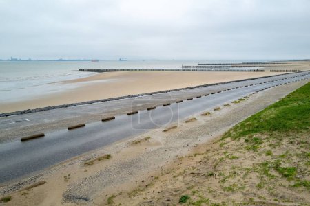 route avec piste cyclable le long de la dune néerlandaise de la mer du Nord