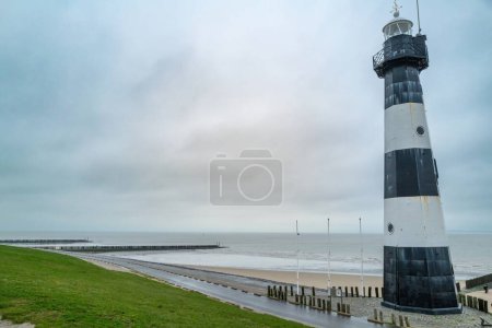 Leuchtturm und Strand an der Westerschelde in Breskens, Zeeland, Niederlande