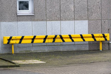Téléchargez les photos : Garde-corps sur une maison en noir et jaune - en image libre de droit