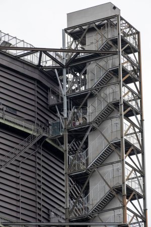 Foto de Soporte de gas grande con escalera de escape - Imagen libre de derechos