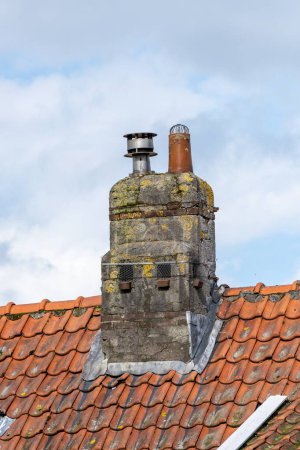 Foto de Chimenea en un techo con baldosas de arcilla - Imagen libre de derechos