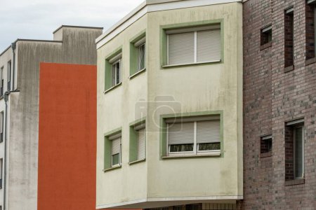 façade d'immeuble d'appartements mal entretenu des années 70