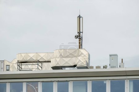 sistema de antena en un techo plano