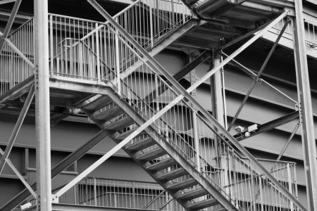 Foto de Soporte de gas grande con escalera de escape - Imagen libre de derechos