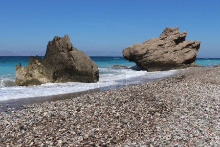 Téléchargez les photos : Composition parfaite de la mer Égée et de la côte de Rhodes - en image libre de droit