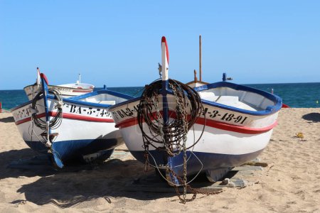 Téléchargez les photos : Bateau sur la plage des Baléares Calella ville 2019 mai - en image libre de droit