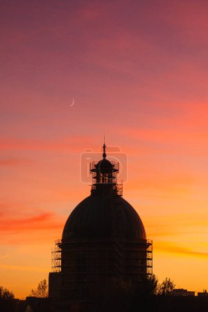 Photo for Un coucher de soleil a Toulouse, depuis la Garonne, donnant sur le Dome de la Grave. - Royalty Free Image
