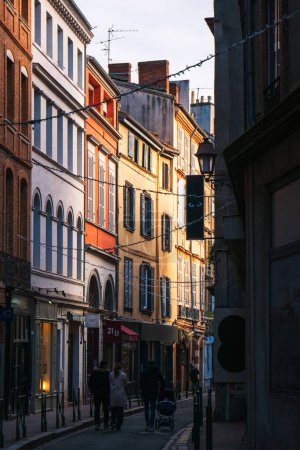 Foto de Une jolie rue dans le quartier d'Esquirol a Toulouse, au soleil couchant. - Imagen libre de derechos