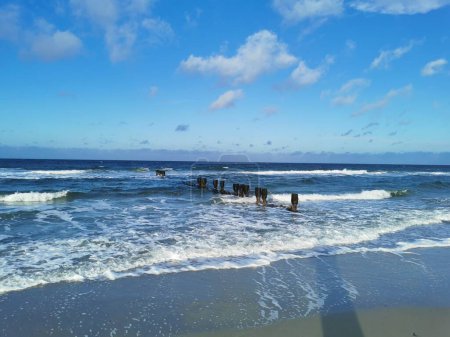 Olas y arenas en la orilla del mar Báltico cerca de la ciudad de Rostock (Alemania))