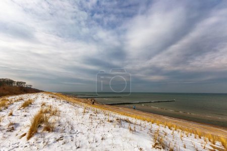 Téléchargez les photos : Dunes enneigées sur la plage de la mer Baltique en Allemagne - en image libre de droit