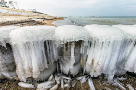 Eisbedeckter Groynes an der Ostsee in Norddeutschland
