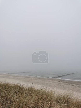 plage brumeuse à la mer Baltique dans le nord de l'Allemagne (Heiligendamm)