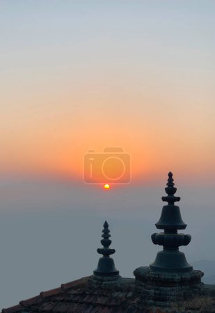 Silhouette eines buddhistischen Daches bei Sonnenaufgang, Nagarkot, Nepal.