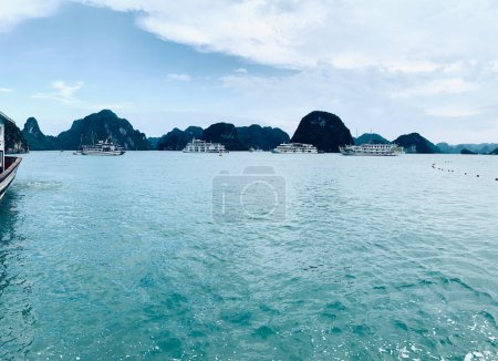 Schöne Aussicht auf Inseln im Meer, Ha Long Bay, Vietnam