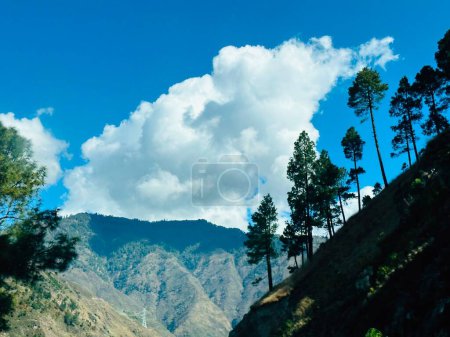 beau paysage avec montagnes et ciel bleu, Khyber Pakhtunkhwa, Pakistan
