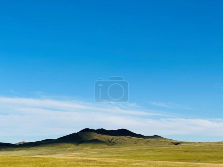 schöne Landschaft mit Bergen und blauem Himmel, Tov, Mongolei