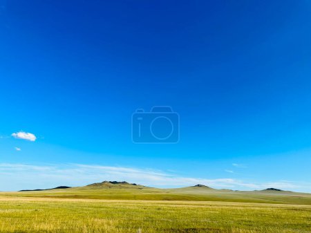 paysage estival d'une prairie avec ciel bleu et nuages, Tov, Mongolie