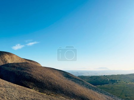 paisaje de una montaña con un hermoso cielo y Table Mountain en el fondo, Paarl Mountain, Western Cape, Sudáfrica