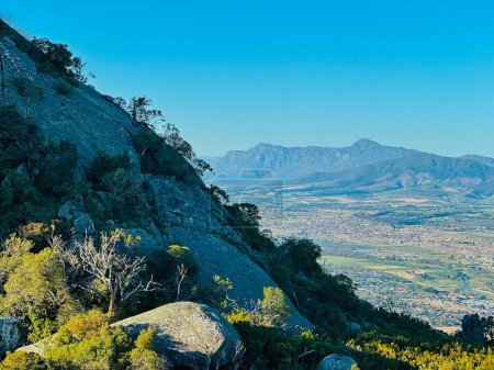 vista desde la cima de una montaña con una hermosa vista de las montañas más allá, Paarl Mountain, Western Cape, Sudáfrica