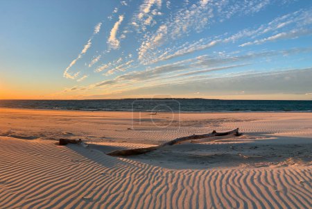 Schöner Sonnenuntergang über dem Strand und Treibholz, North Stradbroke Island, Queensland, Australien