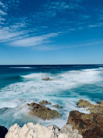 Océan bleu, nuages et soleil, North Stradbroke Island, Queensland, Australie
