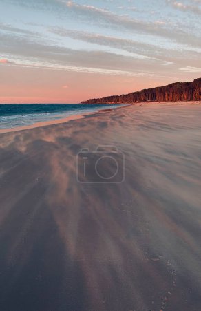 belle vue sur la côte de la mer au coucher du soleil, North Stradbroke Island, Queensland, Australie