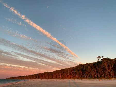 ein schöner Blick auf einen Strand bei Sonnenuntergang, North Stradbroke Island, Queensland, Australien