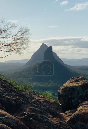 Téléchargez les photos : Magnifique paysage de la montagne le matin, Glasshouse Mountains, Sunshine Coast, Queensland, Australie - en image libre de droit