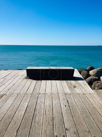 hermosa vista de la costa del mar y asientos de banco, Nueva Plymouth, Taranaki, Nueva Zelanda