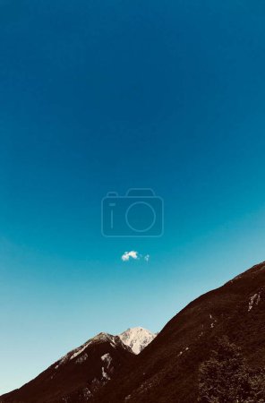 hermoso paisaje con montañas y nubes, Arthurs Pass, Alpes del Sur, Nueva Zelanda
