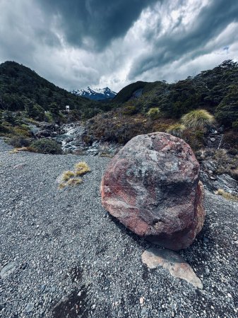 Schöne Landschaft mit einer Bergkette im Hintergrund, Mt. Ruapehu, Central North Island, Neuseeland