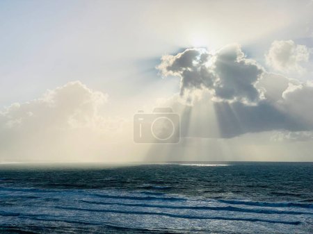 Foto de Una hermosa toma de mar bajo un cielo tormentoso, Back Beach, New Plymouth, Taranaki, Nueva Zelanda - Imagen libre de derechos